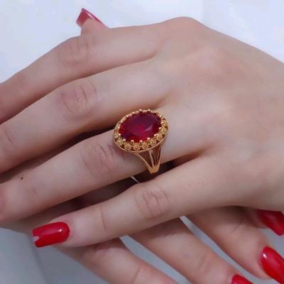 انگشتر نگین دار.