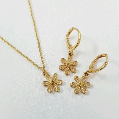 نیم ست گوشواره و گردنبند آبکاری طلا مدل گل بابونه نگین دار + کیف مخصوص
