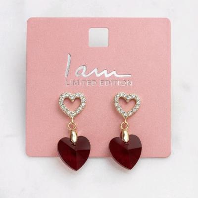 گوشواره میخی قلبی قرمز نگین‌دار برند I am