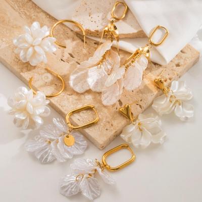 گوشواره فانتزی اویز گلبرگ سفید در 4 طرح