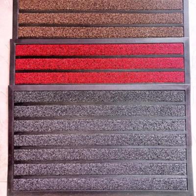 پادری دور حاشیه چمنی مستطیل راه راه