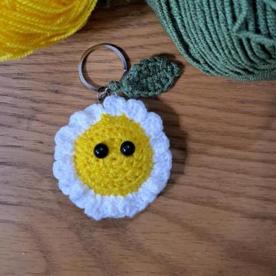 آویز کلید قلاب‌بافی طرح گل بابونه – مدل ساده و صورت‌دار