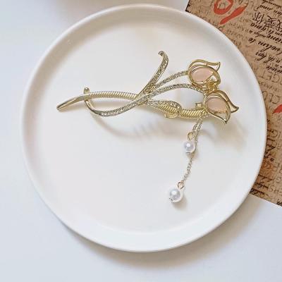 گیره مو چفتی زنانه طرح گل لاله صورتی آویزدار