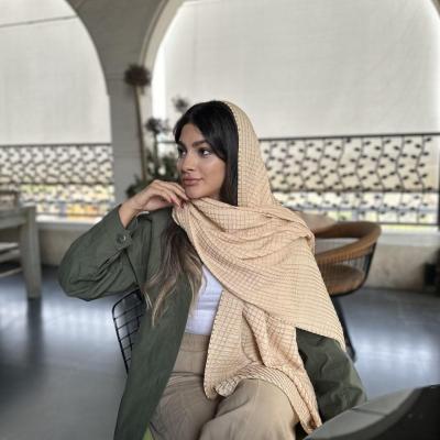 شال نخی پلیسه کرم دور مروارید طلایی دوزی قواره 210 در 65