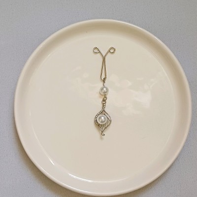 گیره روسری مجلسی طرح مروارید و چشم نقره ای
