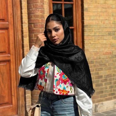 شال نخ ابریشم ژاکارد مشکی قواره 185 در 65 دو طرف ریش دار