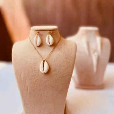 ست گردنبند و گوشواره صدف طبیعی