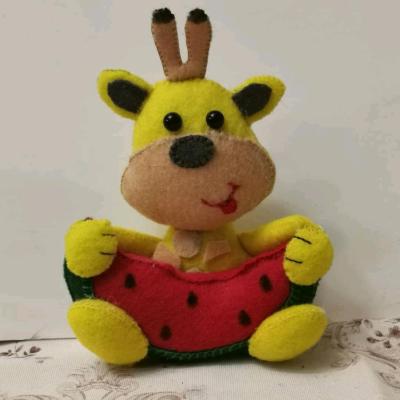 عروسک پارچه ای یلدایی زرافه هندونه خور خوش دوخت