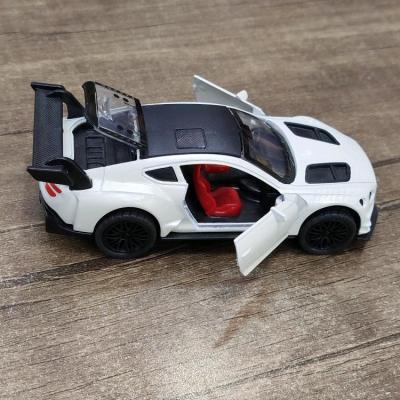 ماشین فلزی در بازشو