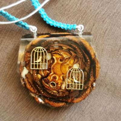 گردنبند دست ساز اپوکسی کاج (ارسال رایگان)