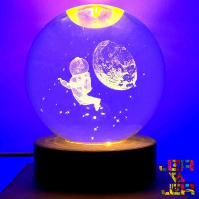 گوی کریستالی بزرگ طرحهای جذاب پایه چوبی - شب چراغ چراغ خواب فضانورد