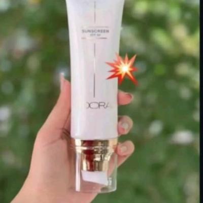 کرم ضد آفتاب +SPF50 بی رنگ مناسب انواع پوست لدورا کر 80 میلی لیتر