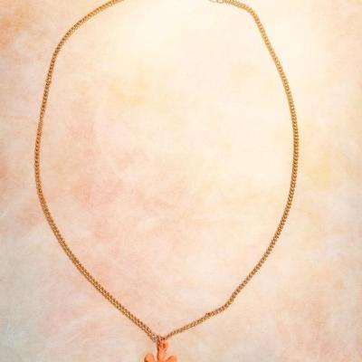 گردنبند طلایی رنگ ثابت با پلاک گل نارنجی برند six