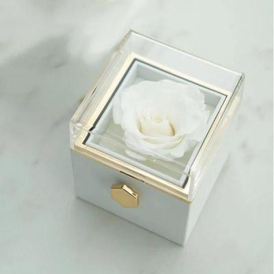 جعبه جواهرات باکس گل دار چرخان سفید وارداتی با رز جاودان