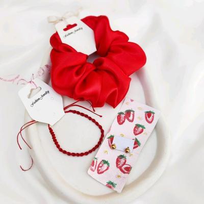 گوشواره گوی طلایی اسکرانچی دستبند قرمز روز دختر