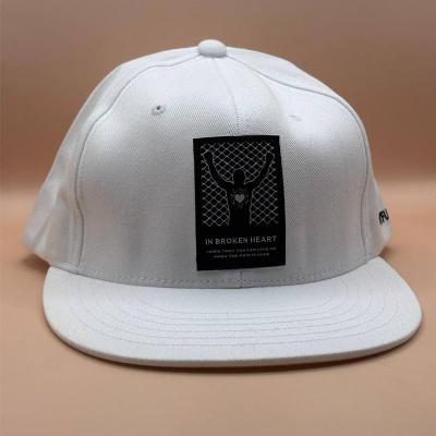 کلاه کپ کره ای سفید مدل IN BROKEN HEART
