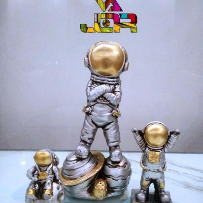 مجسمه فضانورد 3 عددی رنگ نقره ای دکوری