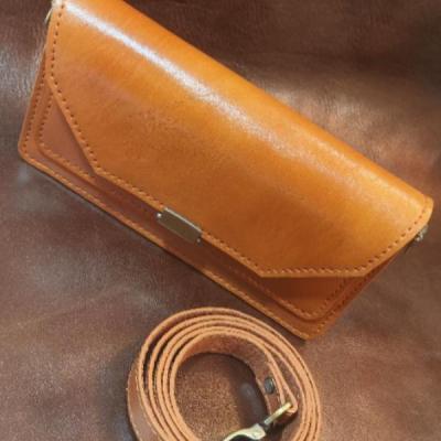 کیف دوشی زنانه، چرم طبیعی