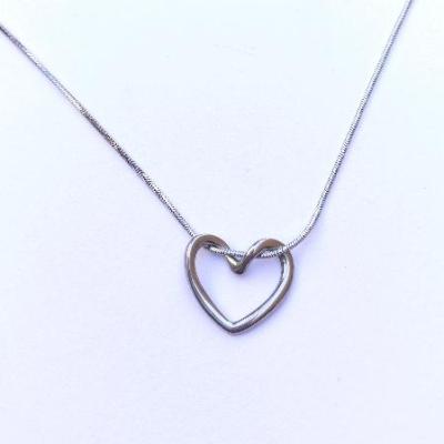 گردنبند قلب سفید زنجیر ماری استیل