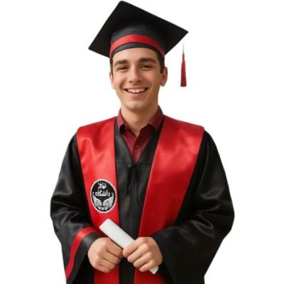 لباس فارغ‌التحصیلی همراه کلاه ساتن و شال فارغ‌التحصیلی ساتن