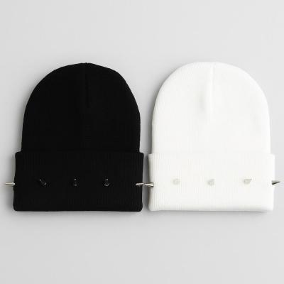 کلاه بافت اسپایکدار سفید و مشکی زمستانه فری سایز