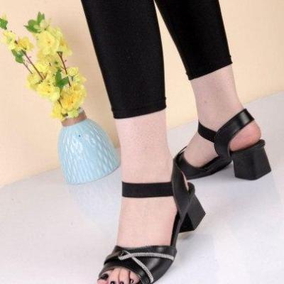 صندل زنانه پاشنه دار نگینی در دو رنگ