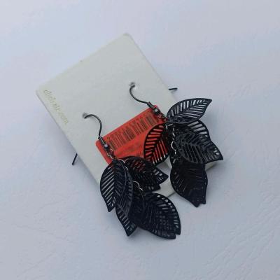 گوشواره آویز طرح برگ مشکی دخترانه