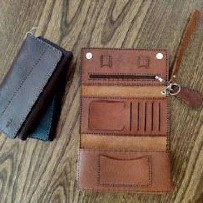 کیف پول و موبایل سه‌لت چرم مدل ترنج دست‌دوز، جادار، با بند و جاکلیدی