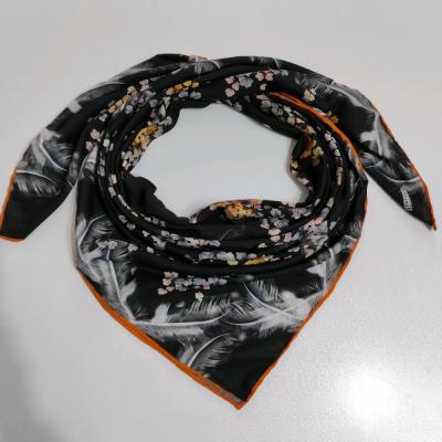 روسری نخی دست دوز طرح برگ