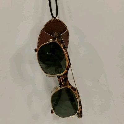 آویز عینک چرمی طرح خاص با بند چرمی