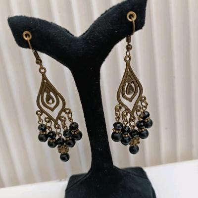 گوشواره سنتی آویزدار با سنگ اونیکس و مهره ی کریستال مشکی