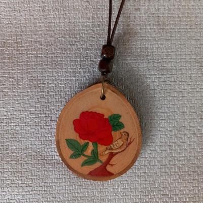 گردن‌آویز چوبی، طرح گل و مرغ