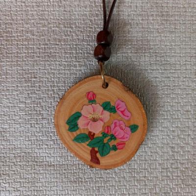 گردن‌آویز چوبی، طرح گل و مرغ