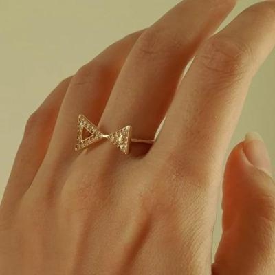 انگشتر نگین دار مثلثی کد 893 دارای سایز بندی