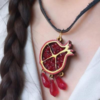 گردنبند چوبی یلدایی با بندچرمی