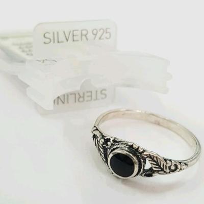 انگشتر نقره عیار 925 ، سیاه قلم ، نگین مشکی ، عیار حک شده داخل انگشتر