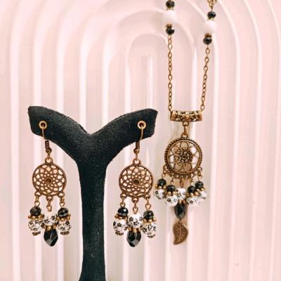 ست گردنبندرومانتویی و گوشواره سنتی سفید و مشکی