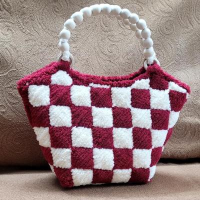 کیف سبدی طرح شطرنجی دستبافت رنگ کرم و زرشکی