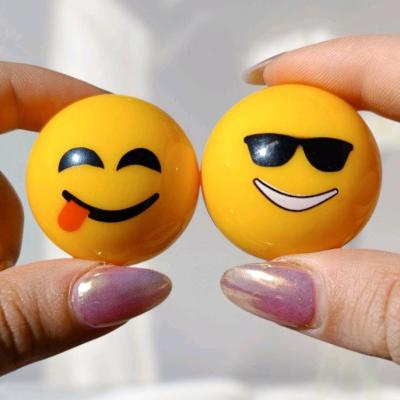 بالم لب بی رنگ مدل ایموجی استیکری با ترکیبات نرم کننده و مرطوب کننده