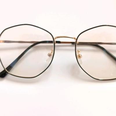 عینک طبی چند ضلعی