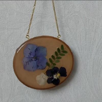 دیوار کوب شبرنگ رزینی با گل های طبیعی