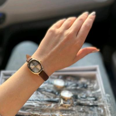 ساعت رویال زنانه صفحه بیضی بند چرم مشکی