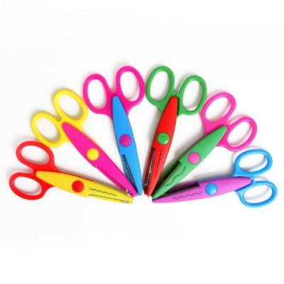 قیچی دالبر و موج‌دار کودکانه