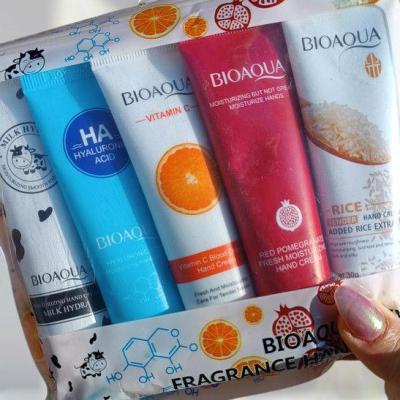 کرم مرطوب کننده و آبرسان دست ویتامین C، انار، شیر گاو، هیالورونیک اسید