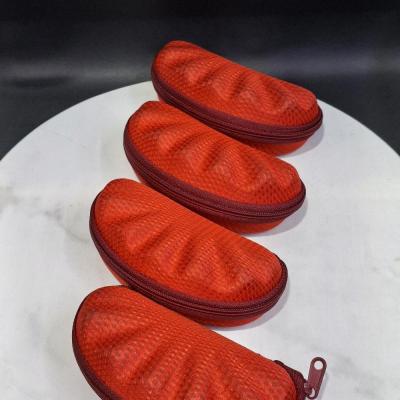 کیف زیپی عینک آفتابی مدل صدفی لانه زنبوری رنگ کلا قرمز قاب عینک آفتابی